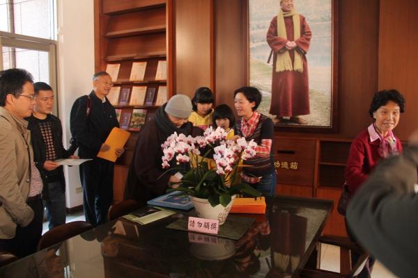 向爱心同胞赠送自己的作品