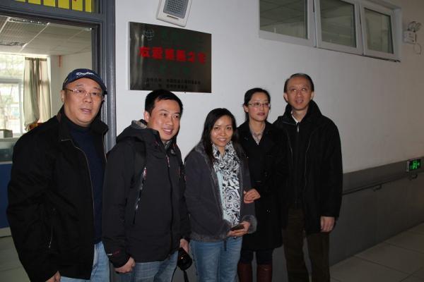 季军秘书长、周丽校长、香港无国界社工友爱集善之家蔡玉仪主任与南洋酒店来宾合影