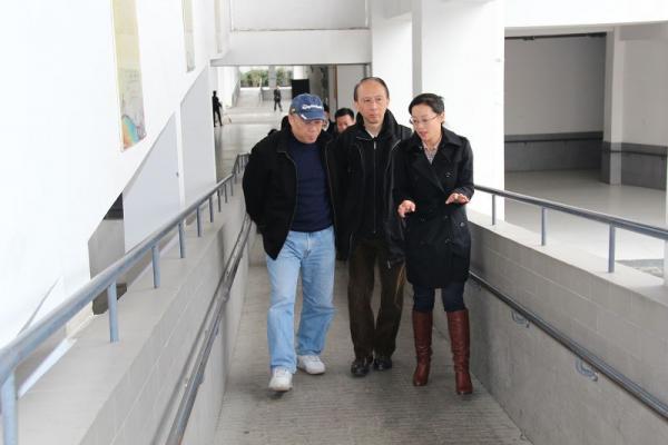 周丽校长陪同来宾一行参观校园