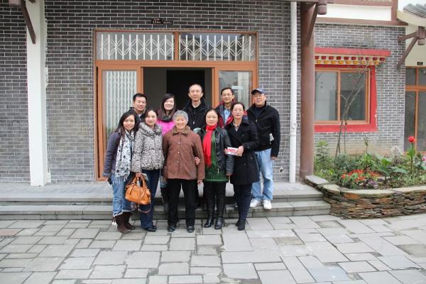 在残疾学生地震后新家前合影,感谢党和国家对他们的帮助,也感谢所有帮助过他们的爱心企业和人士