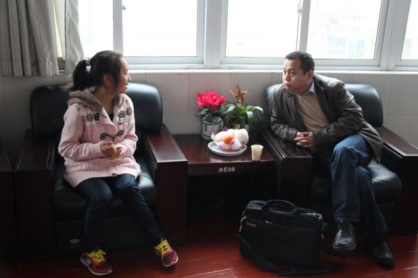 孙世东董事长与帮扶对象周红梅同学亲切交谈,了解学习与生活情况