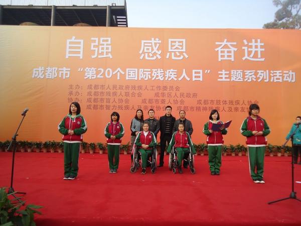 辛勤的指导老师们与孩子们合影留念