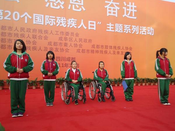 蓄势待发，准备开始充满激情与情感的演讲