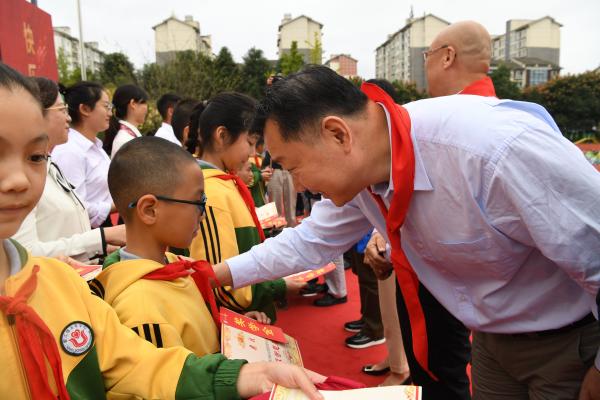 基金会一行为学生颁奖