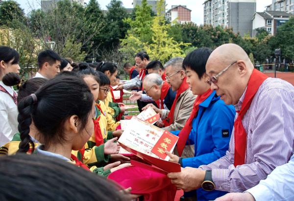 基金会一行为学生颁奖