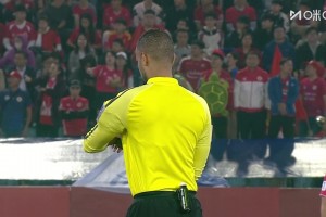 现场实拍国安冲突：双方围成一团，河内主场嘘声四起