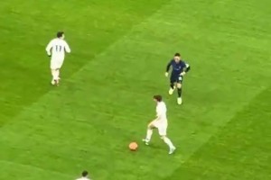 这人实际上腿抽筋了，而观众看不到他脸上痛苦，因为他太黑了…