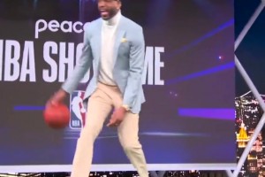 这节奏和球感都还在啊！麦迪在节目现场秀了一波胯下运球~~