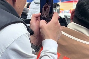 燃爆全场！高中篮球比赛现场惊现“空中接力灌篮”两人配合默契..