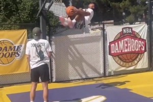 不愧是拿过三分大赛冠军的人！皮尔斯退役多年，功力犹存啊